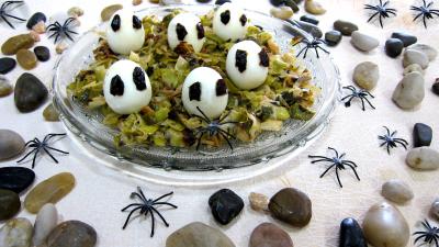 Assiette de fondue de poireaux aux oeufs fantômes