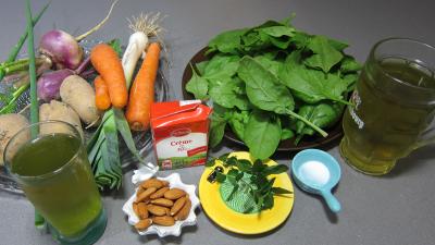 Ingrédients pour la recette : Epinards, carottes, poireau en velouté