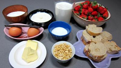 Ingrédients pour la recette : Pain perdu aux fraises et aux pignons
