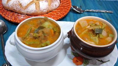 Soupes & potages : Petits bols de soupe de brocolis et légumes