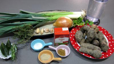 Ingrédients pour la recette : Soupe vitelottes et poireaux