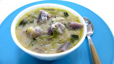 Cuisson à l'autocuiseur : Bol de soupe vitelottes et poireaux