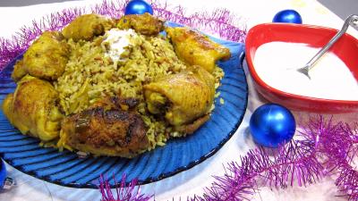 plat complet : Assiette de Biryani de poulet et bol de sauce