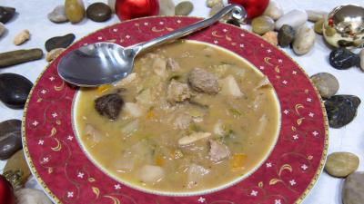 entrée à base de coquillages et crustacés : Assiette de soupe de thon aux topinambours