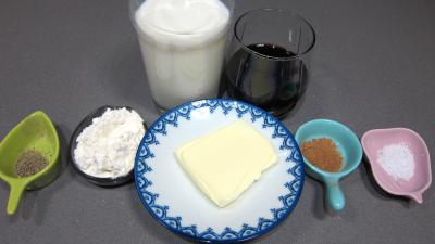 Ingrédients pour la recette : Béchamel au vin rouge