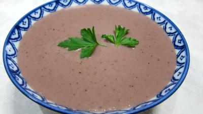 vin rouge : Ramequin de sauce béchamel au vin rouge