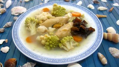 Image : Assiette de soupe de poisson et crustacés façon chinoise