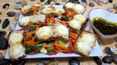 entrée à base de fromage : Assiette de crudités et fromage de chèvre grillé