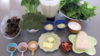 Ingrédients pour la recette : Crêpes farcies aux brocolis, épinards et champignons noirs
