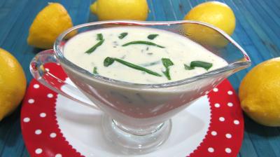 sauce chaude : Saucière de sauce au citron et ciboulette