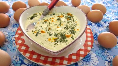sauce pour crudités : Ramequin de sauce mayonnaise à la fourme d'ambert