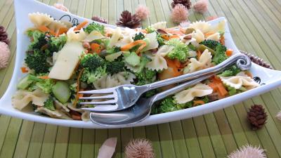 salades composées : Saladier de farfalle et brocolis en salade