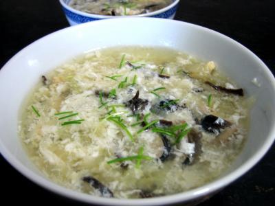 champignon : Assiette de soupe de poulet aux champignons à la chinoise