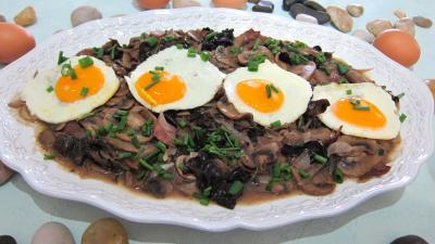 Oeufs : Assiette d'oeuf au vin rouge et champignons