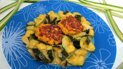riz : Assiette de boulettes de saumon aux courgettes façon marocaine