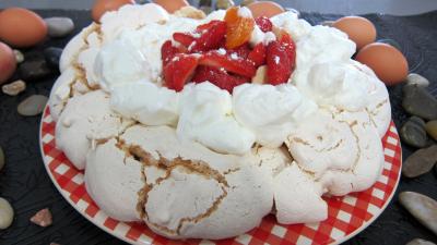sucre en poudre : Assiette de pavlova aux fraises
