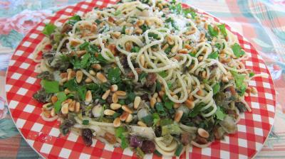 Légumes : Assiette de spaghettis aux pignons de pin et aux raisins secs