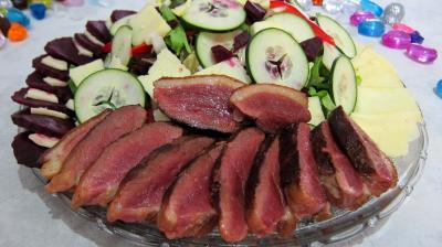 Entrées & salades : Assiette de salade de magret au Cantal