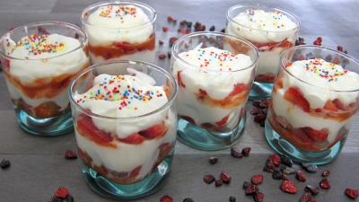 Desserts : Verrines de fraises à la chantilly meringuée