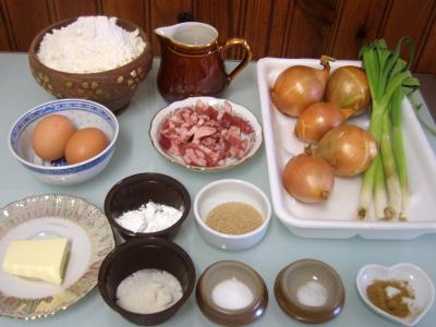 Ingrédients pour la recette : Petits pains farcis à l'oignon et aillettes