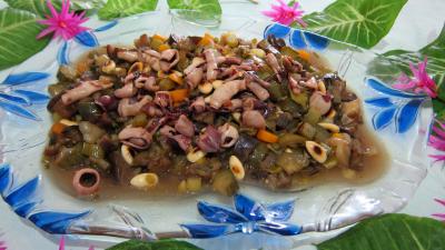 concombre : Assiette de concombre, poireaux et calamars à l'aigre-doux
