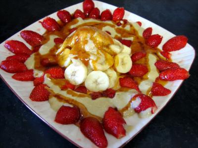 Dessert avec des fruits : Plat de fraises et mangue au caramel