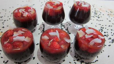 Pâques : Verrines de riz noir aux fraises et crème à la noix de coco