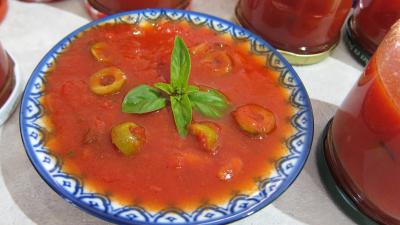 sauce pour légumes : Assiette de sauce tomates aux olives