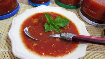 sauce chaude : Coupelle de conserve de sauce tomate au blanc de dinde
