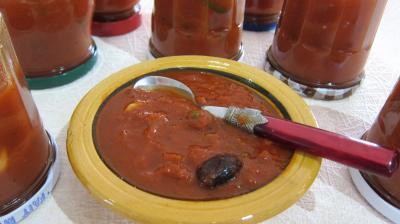 sauce pour oeuf : Coupelle de sauce tomate puttanesca