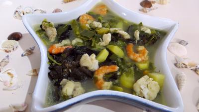 Poissons : Soupière de soupe de lotte d'automne aux légumes