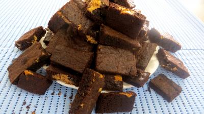 Desserts : Assiette de brownies au beurre de cacahuètes