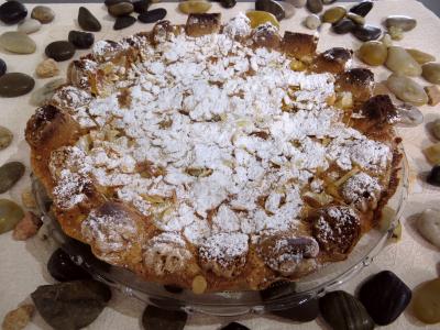 Amande effilée : Assiette de tarte aux pommes et aux noisettes