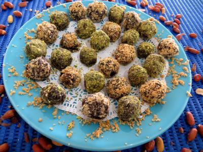 Noël : Assiette de truffes pistaches et cacahuètes