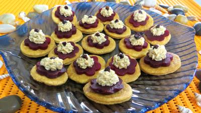 Amuse-bouche : Assiette de feuilletés à la mousse de saumon fumé
