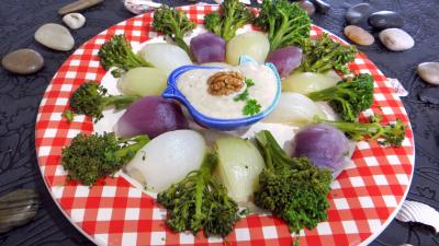 Légumes : Assiette d'oignons et brocolis à la vapeur