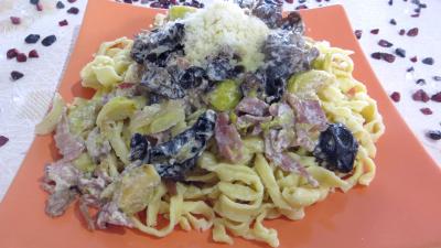 Pour débutants : Assiette de tagliatelle au jambon et champignons noirs