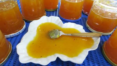 Cuisson à la casserole : Coupelle et pots de confiture d'oranges et citrons