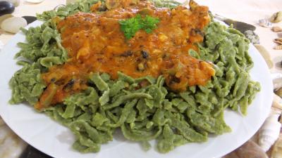 concentré de tomate : Assiette de tagliatelles fraîches aux épinards et sa sauce au Vésuve