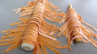 Pâtes alimentaires : Assiette de nouilles fantaisies à la tomate