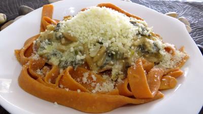 Plat en sauce : Saladier de nouilles fantaisies aux pignons