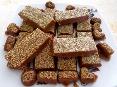 Recettes sans oeufs : Assiette de caramels aux cacahuètes