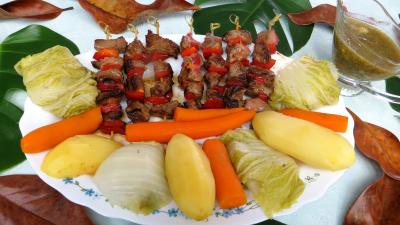 plat complet : Assiette de brochettes de boeuf et légumes à la vapeur