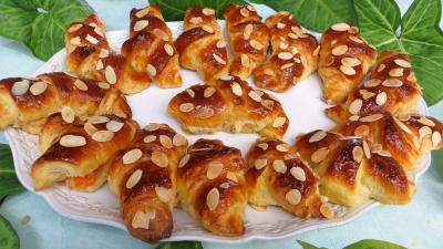 Amande effilée : Assiette de croissants à la crème aux abricots