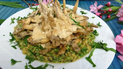 plat complet : Assiettes d'oeufs brouillés aux petits pois et cuisses de grenouille