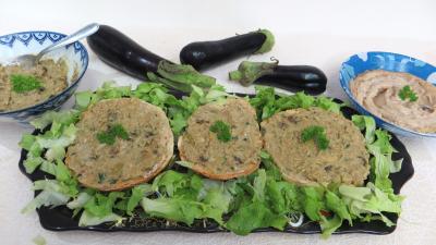 Amuse-bouche : Assiette de tartines de pain aux aubergines