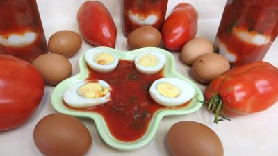 bette : Coupelle de sauce tomates aux oeufs