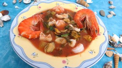 Soupes & potages : Assiette de soupe de consommé marin terre et mer