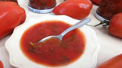 Recettes sans gluten : Coupelle de sauce tomate pizza aux épinards