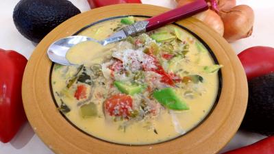 Pour débutants : Assiette de potage aux tomates et aux avocats